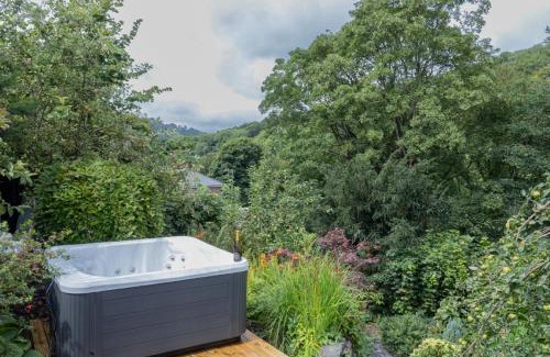 Llangollen Casa | Stylish and spacious four-bedroom cottage by the river Eco-friendly hot tub, cozy open fireplace Beautiful view