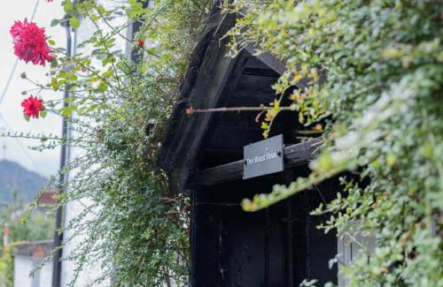 Llangollen Casa | Stylish and spacious four-bedroom cottage by the river Eco-friendly hot tub, cozy open fireplace Beautiful view