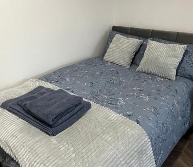 Kettering Apartamento | Stylish and Spacious Wi-Fi Smart TV Tea and coffee