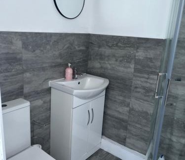 Kettering Apartamento | Stylish and Spacious Wi-Fi Smart TV Tea and coffee