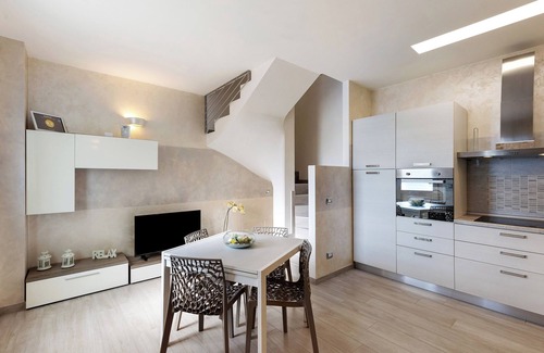 Lonato del Garda Apartamento | Elegante apartamento con terraza "Lm House - Bilocale Orchidea"