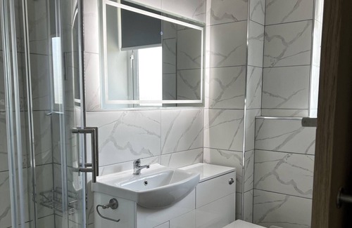 Baguley Apartamento | Stylish Apartment for 3 Guests With Parking, Close to City Center, MCR Airport