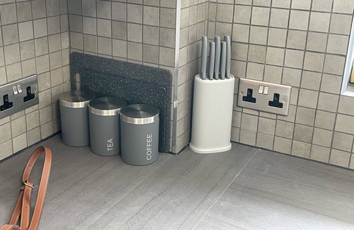 Baguley Apartamento | Stylish Apartment for 3 Guests With Parking, Close to City Center, MCR Airport