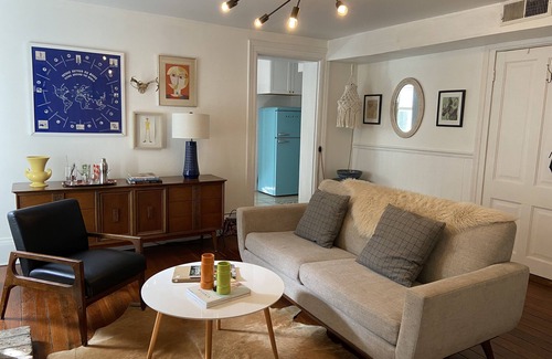Savannah Victorian District Apartamento | Stylish Apartment walk to Forsyth Park King Bed