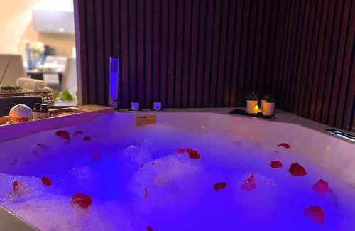 Muscat Apartamento | Stylish Apartment with a Jacuzzi (Park&Pool View)