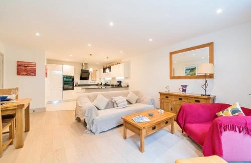 Weybridge Apartamento | Stylish apartment with parking Pass the Keys