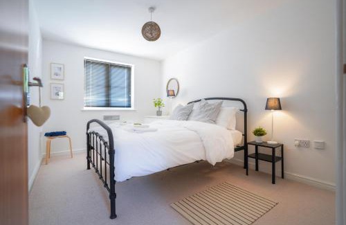 Pontprennau Apartamento | Stylish Apartment with Private Parking
