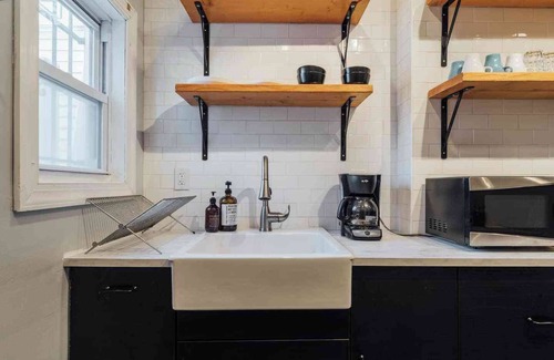 Jersey City Apartamento | Stylish Apt 40 mins from NYC - TV/Laundry/Parking