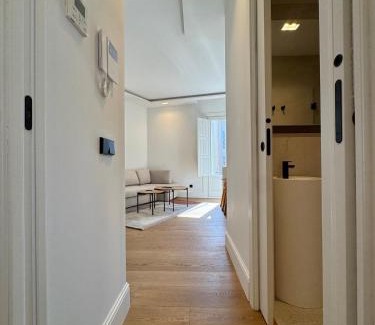 Ciudad Universitaria Apartamento | Stylish Apt in City Center Plaza Mayor View