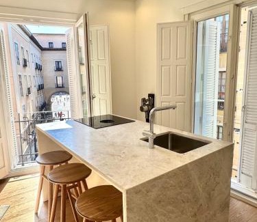 Ciudad Universitaria Apartamento | Stylish Apt in City Center Plaza Mayor View