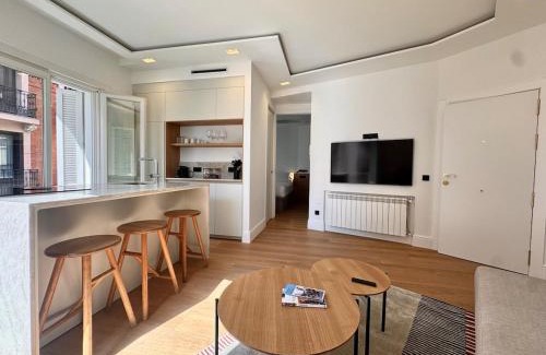 Ciudad Universitaria Apartamento | Stylish Apt in City Center Plaza Mayor View
