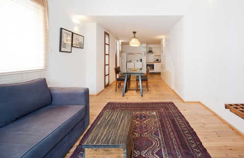 Tel Aviv City Center Apartamento | Stylish Apt w/ Charming Balcony in the Very Center
