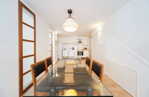 Tel Aviv City Center Apartamento | Stylish Apt w/ Charming Balcony in the Very Center