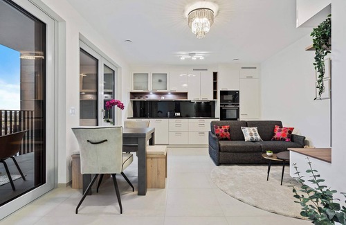Gasperich Apartamento | Stylish Apt with Balcony, WiFi & Free Parking