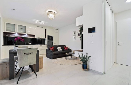 Gasperich Apartamento | Stylish Apt with Balcony, WiFi & Free Parking