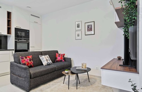 Gasperich Apartamento | Stylish Apt with Balcony, WiFi & Free Parking