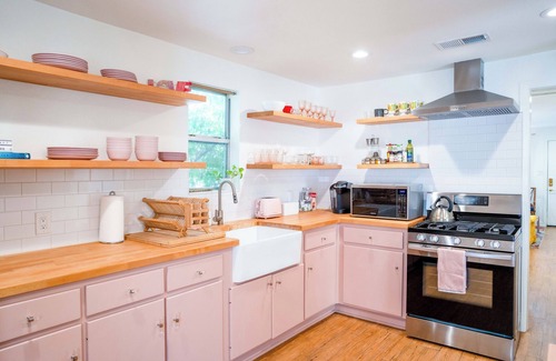 Holly Casa | Stylish, Artsy Bungalow, W/Patio - Central East Austin - 3BR - Pet Friendly!