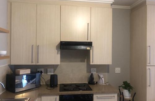 Lone Hill Apartamento | Stylish Bachelor Pad in the Heart of Fourways