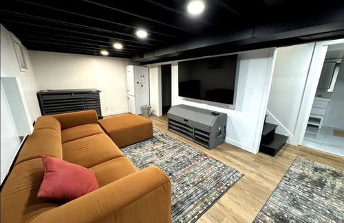 Kansas City Casa | Stylish Basement Hideaway