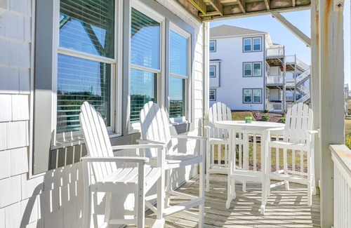 Emerald Isle Apartamento | Stylish Beachfront Emerald Isle Escape w/ Deck!