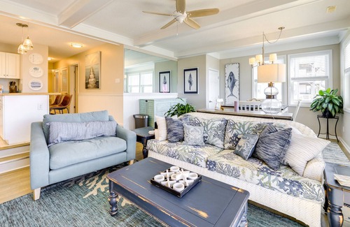 Emerald Isle Apartamento | Stylish Beachfront Emerald Isle Escape w/ Deck!