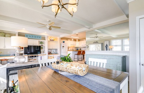 Emerald Isle Apartamento | Stylish Beachfront Emerald Isle Escape w/ Deck!