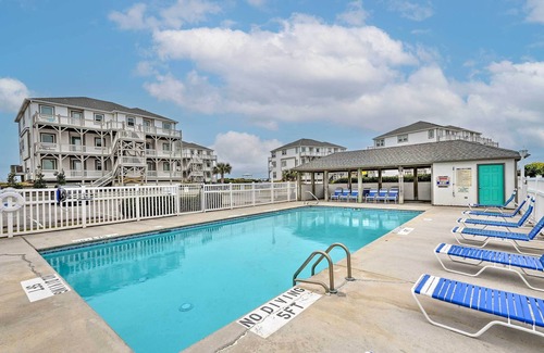 Emerald Isle Apartamento | Stylish Beachfront Emerald Isle Escape w/ Deck!