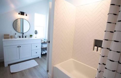 Loma Portal Casa | Stylish, Beautiful, Modern, King Bed