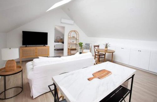 Loma Portal Casa | Stylish, Beautiful, Modern, King Bed