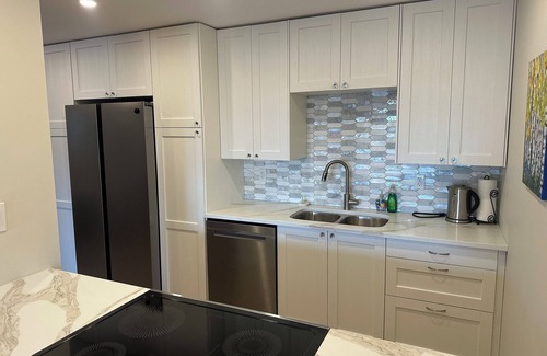 Connaught Condominio | Stylish Beltline Condo Crystal accents ✦ Trendy neighborhood ✦ Work station