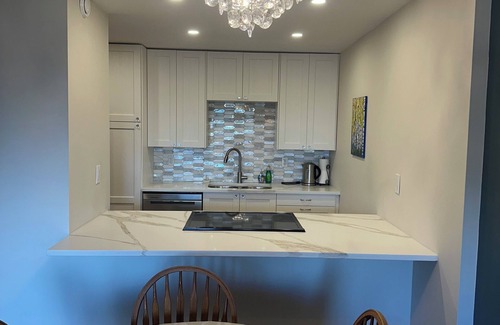Connaught Condominio | Stylish Beltline Condo Crystal accents ✦ Trendy neighborhood ✦ Work station