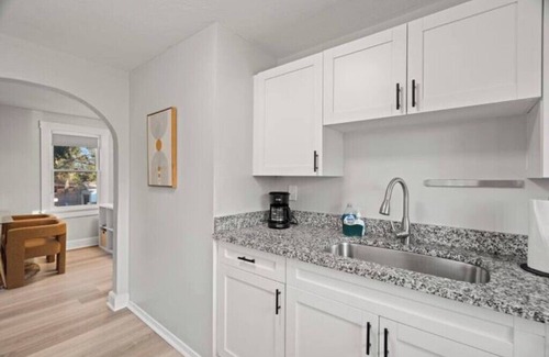 United Central Apartamento | Stylish Boho Charm: Walk to Central Ave Beaches