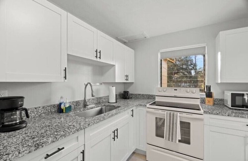 United Central Apartamento | Stylish Boho Charm: Walk to Central Ave Beaches