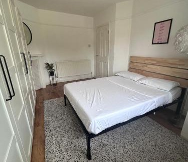 London Borough of Bromley Apartamento | Stylish BR3 Flat Direct train to LDN Bridge and Waterloo and Charing X