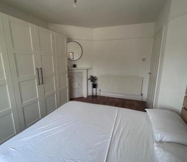 London Borough of Bromley Apartamento | Stylish BR3 Flat Direct train to LDN Bridge and Waterloo and Charing X