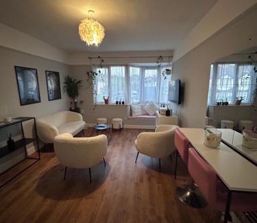 London Borough of Bromley Apartamento | Stylish BR3 Flat Direct train to LDN Bridge and Waterloo and Charing X