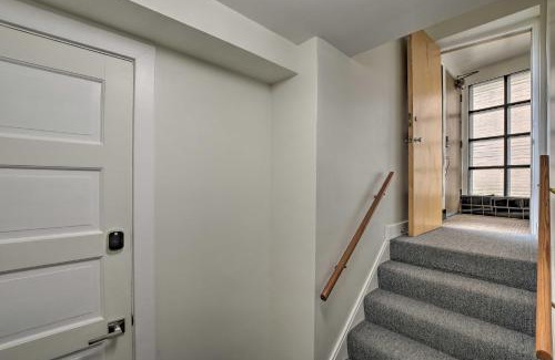 North Park Apartamento | Stylish, Bright Garden-Level Apt with Fireplace