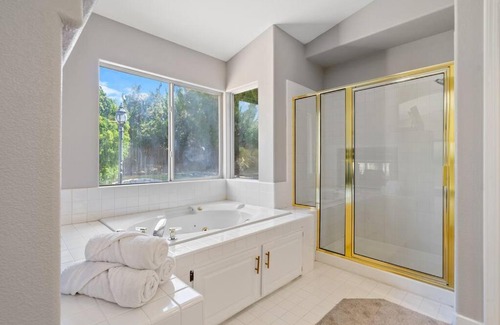 Lancaster Casa | Stylish & Bright ~ Huge Backyard ~ King Beds ~ Pkg