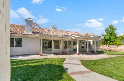 Lancaster Casa | Stylish & Bright ~ Huge Backyard ~ King Beds ~ Pkg
