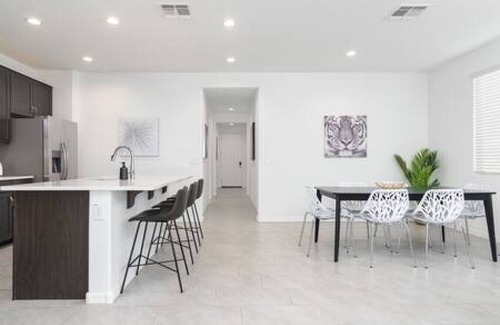 Casa Grande Casa | *Stylish & Bright* King Queen Beds*Backyard*Garage