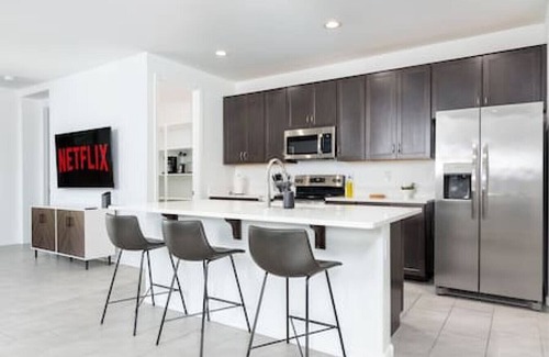 Casa Grande Casa | *Stylish & Bright* King Queen Beds*Backyard*Garage