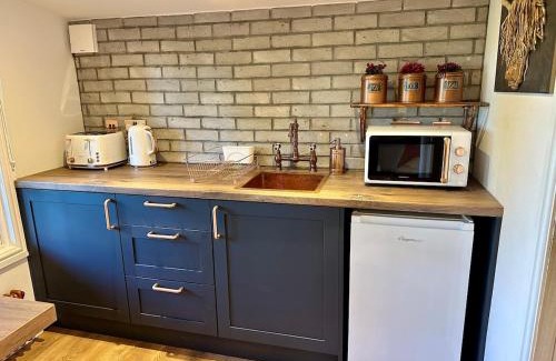 Kirkmichael Casa | Stylish Cabin with Countryside Views and King Bed