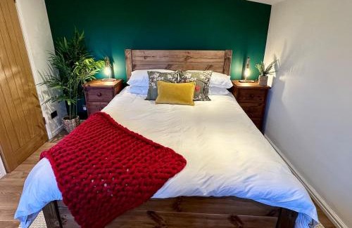 Kirkmichael Casa | Stylish Cabin with Countryside Views and King Bed