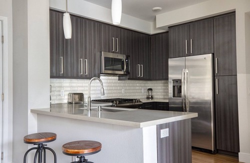 Carmel Valley Apartamento | Stylish Carmel Valley 1BR w/ Spa & Gym, walk to Groceries, by Blueground