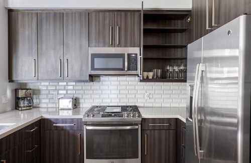 Carmel Valley Apartamento | Stylish Carmel Valley 1BR w/ Spa & Gym, walk to Groceries, by Blueground