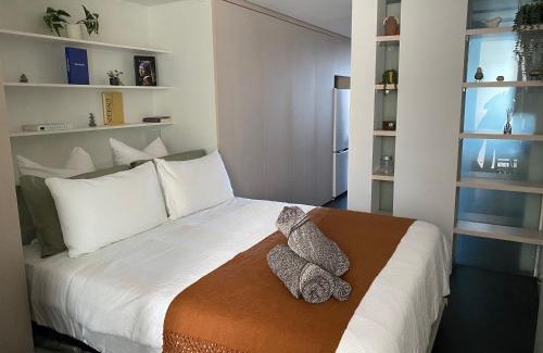 City West Apartamento | Stylish Central Lake View Apartment - free parking