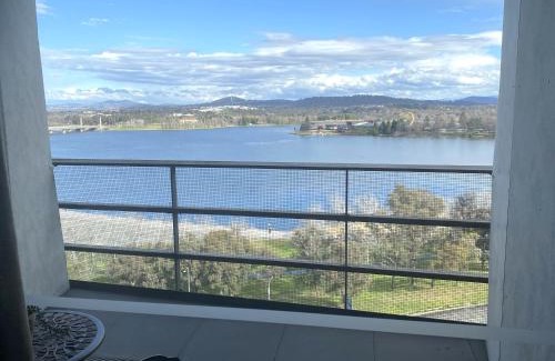 City West Apartamento | Stylish Central Lake View Apartment - free parking