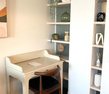 City West Apartamento | Stylish Central Lake View Apartment - free parking