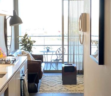 City West Apartamento | Stylish Central Lake View Apartment - free parking
