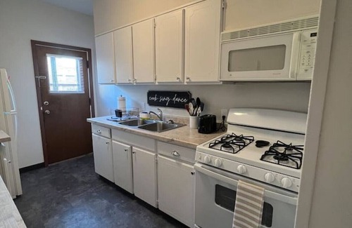 Fargo Apartamento | Stylish-Centrally Located-Home Away From Home